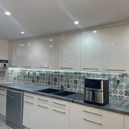 Maison Climatisee 4 Terrasse 3 Kms بيت للعطل سان لوران دي لا سالانك